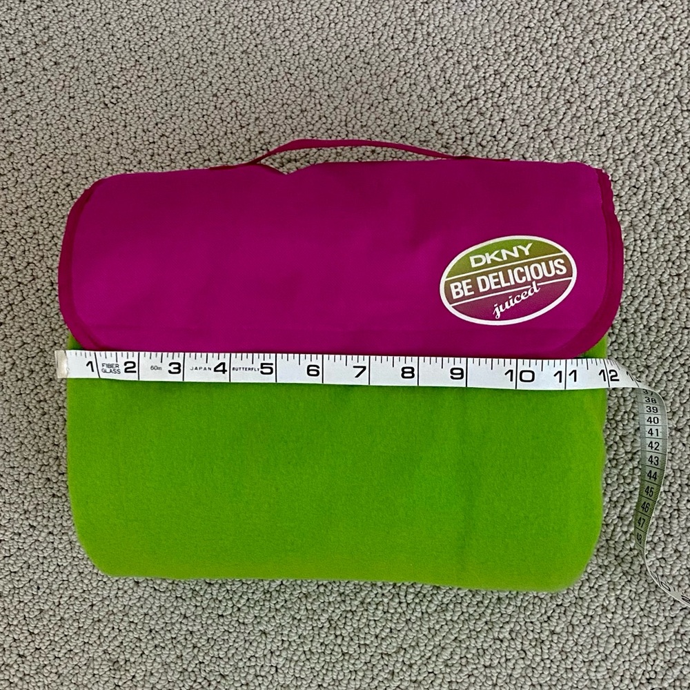 DKNY “Be Delicious” Throw Blanket - Picture 6 of 10